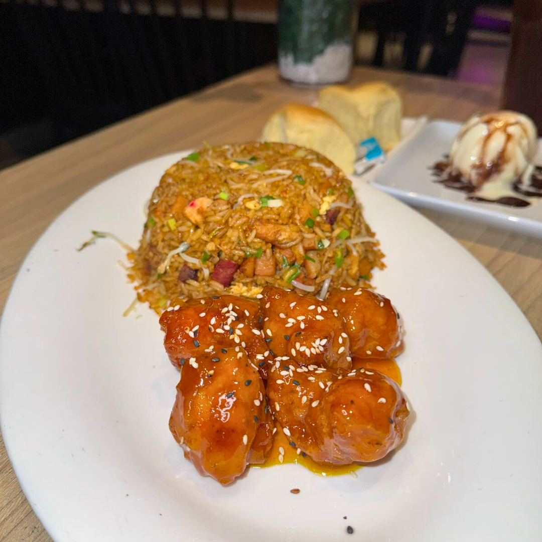 2 Platos Fuertes + Entrada para compartir + 2 Té Fríos + Brownie con Helado por $25 en Azumi