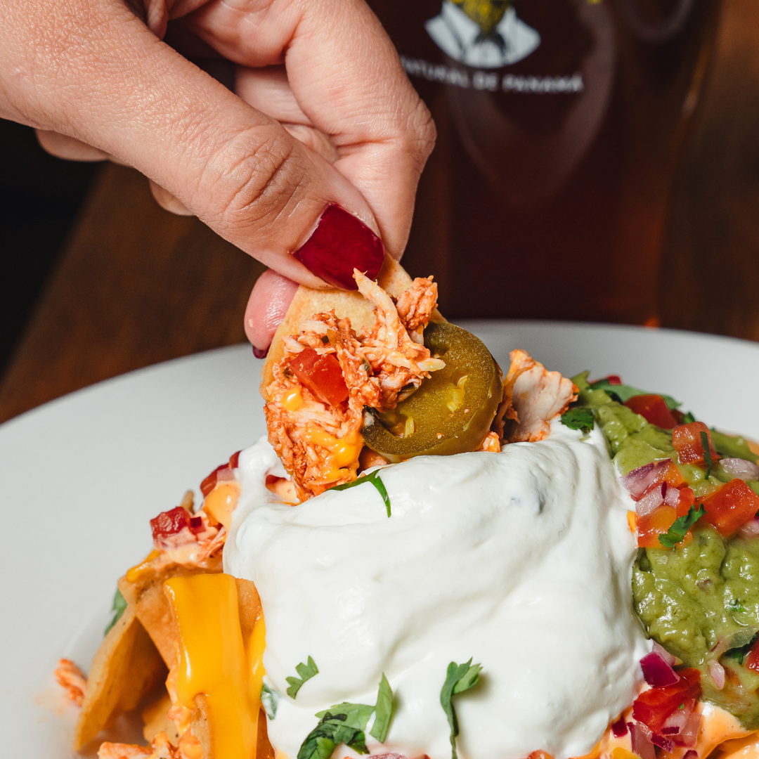 Jarra De Cerveza Clásica + Nachos de la Rana con Pollo por $25 en La Rana Dorada