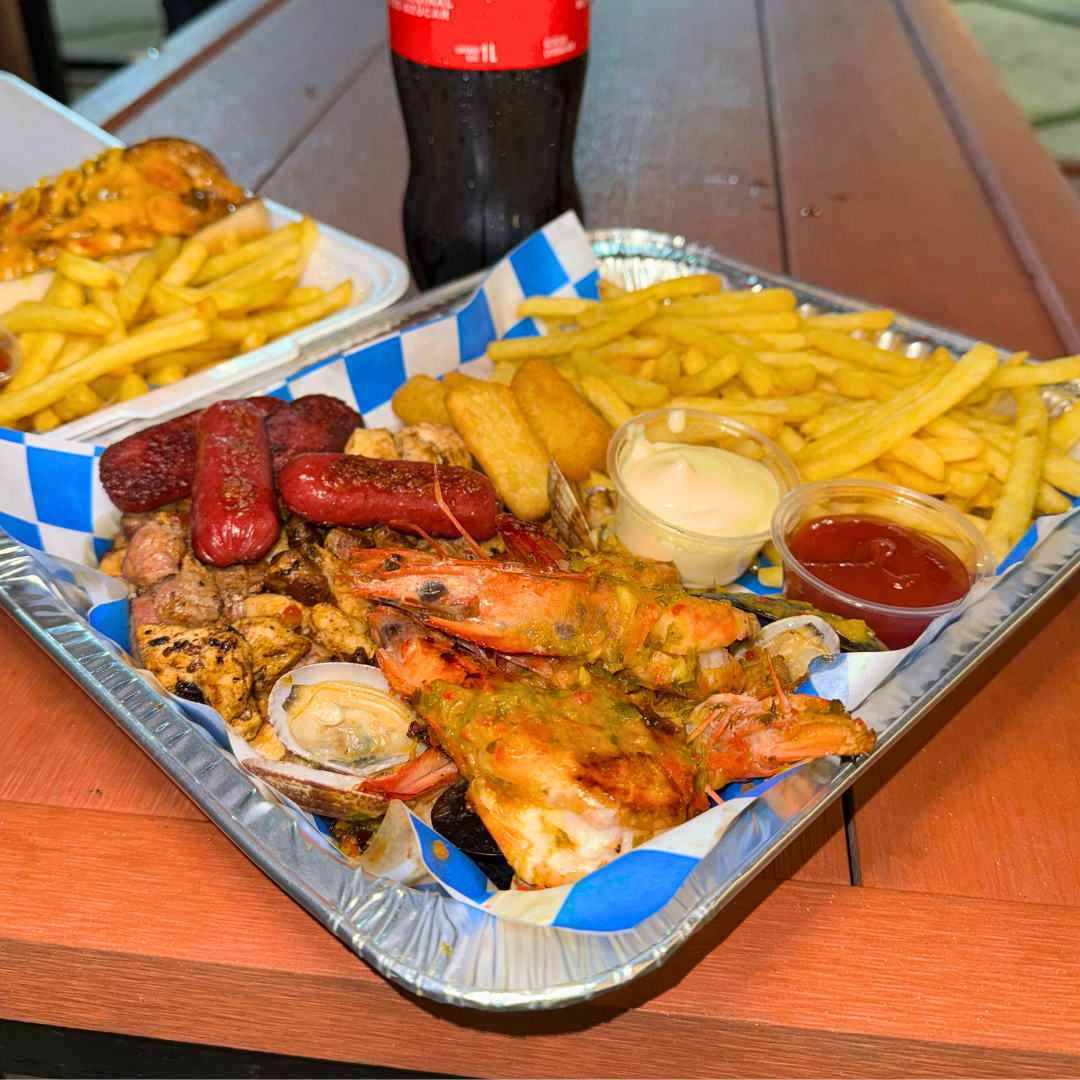 Bandeja de Mar y Tierra + Emparedado de Pollo + Litro de Soda por $18 en Sabores Mediterráneos