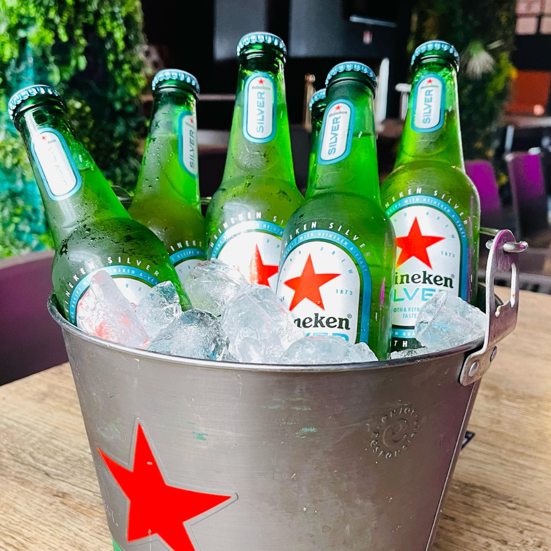 4 Burgers Premium del Menú + Trio de Guarniciones + Cubetazo de Cervezas o Sodas por $25 en Par de Pintas