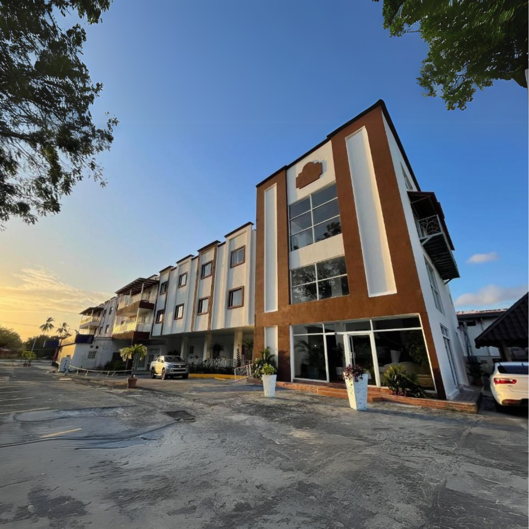 Pasadía con Cubetazo + Alitas para 2 Adultos y 1 Niño en Hotel Coronado Inn por $20