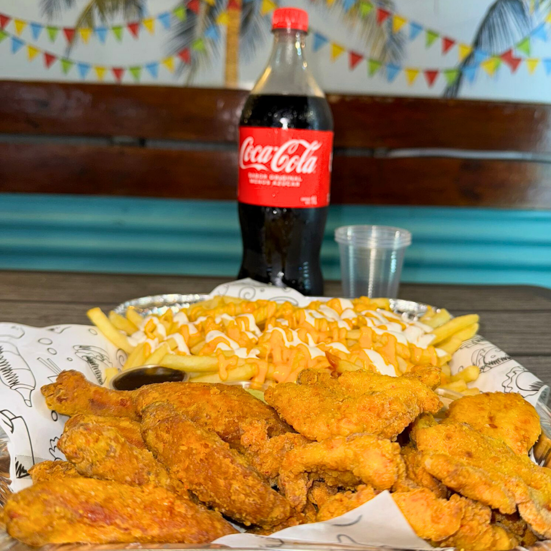 Bandeja de 20 alitas o boneless + Papas Fritas bañadas en Queso Cheddar + 4 Salsas a Eligir + Litro de Soda por $16 en Wild Wings PTY