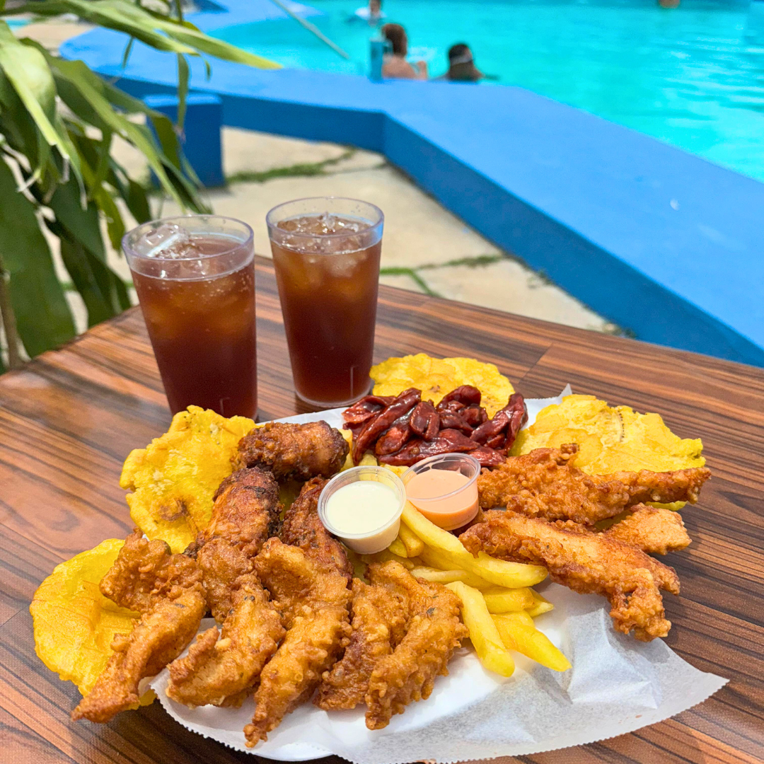 Pasadía para 2 personas + Picada Mixta + 2 Bebidas Refill de Té frío por $15 en Marvella Club Gorgona