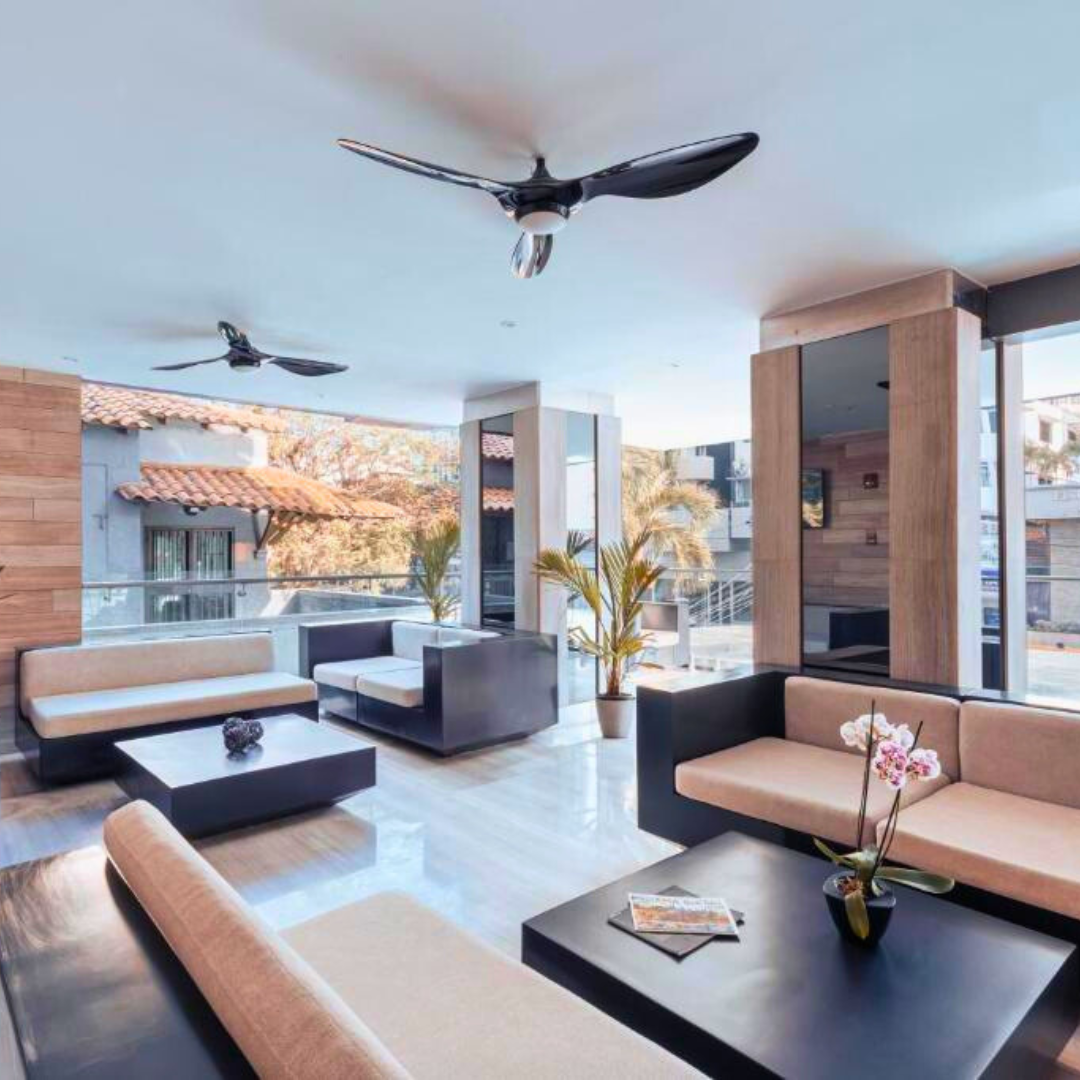 Estadía Deluxe para 2 personas con Desayuno Buffet + Late Check-Out + Alitas y Bebidas por $85.50 en Hotel Exe Oriental