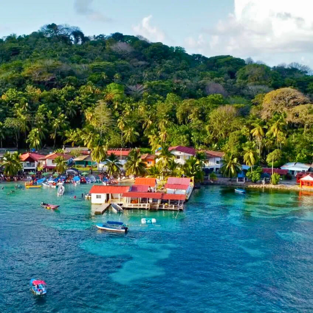 Estadía en Isla Grande con Desayuno, Almuerzo y Cena para 2 Personas desde $130 en Hotel Cocotal
