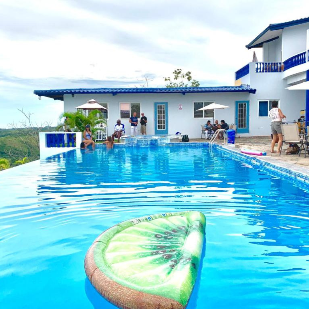 Pasadía para 2 personas + Picada Mixta Para Compartir + 2 Bebidas por $15 en Hotel Eclipse Chame