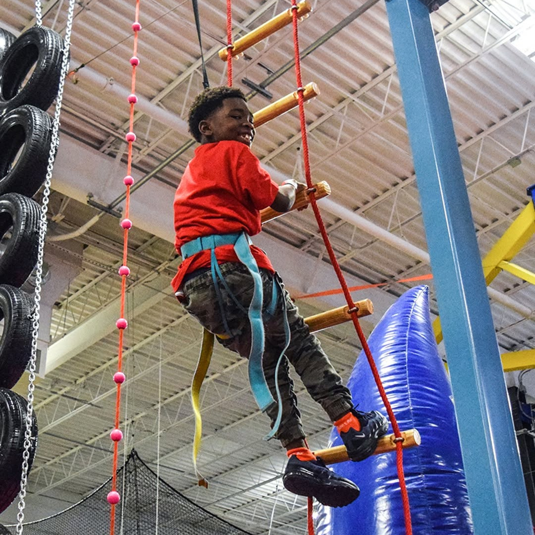2 Horas de Trampolines + Circuito de Obstáculos para 2 Niños + 4 Slices de Pizza + 2 Sodas por $22 en Planet Air Sports