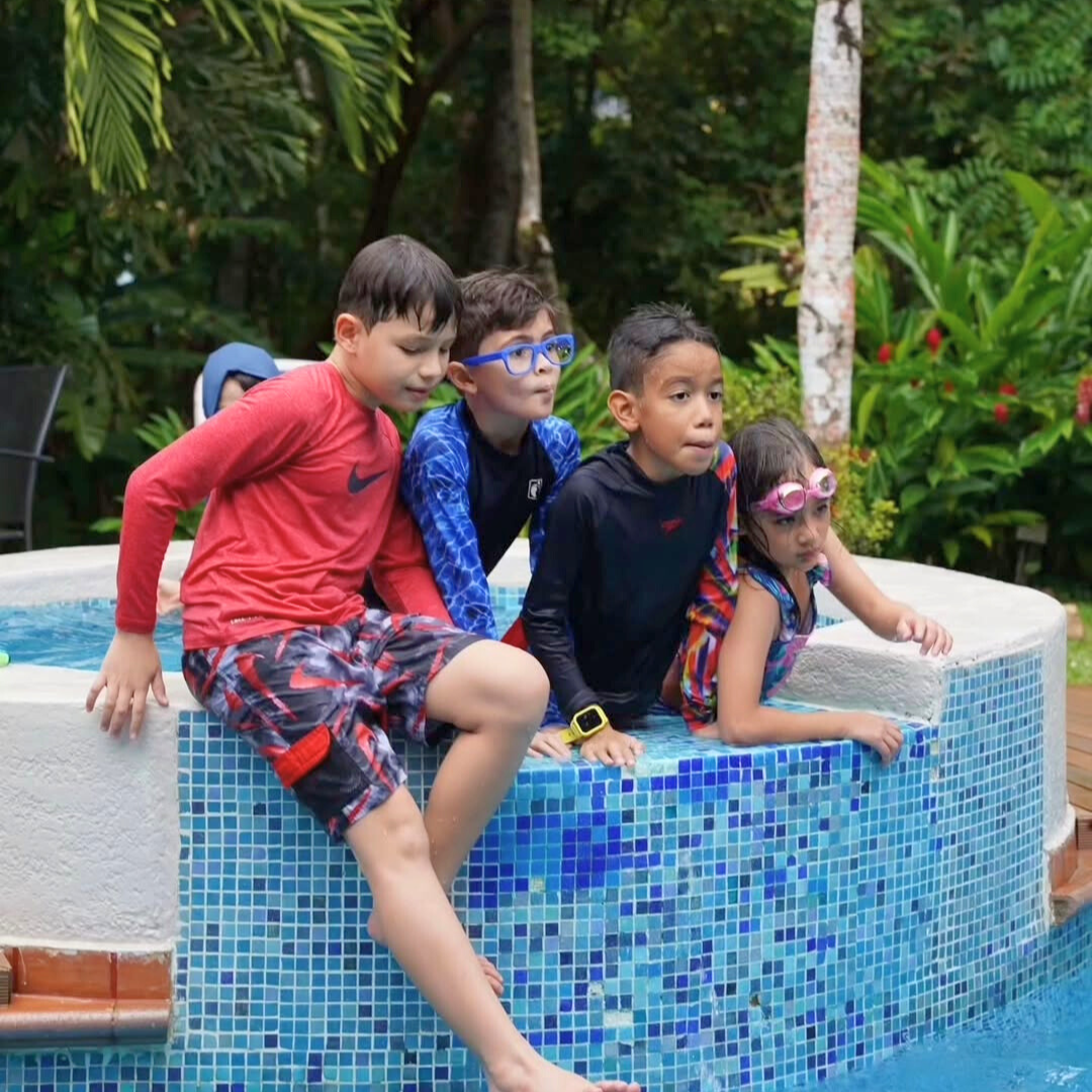 Pasadía con Piscina + Club Sandwich + Jarra de Té Frío + Brownie con Helado para 4 personas por $30 en Hotel Albrook Inn