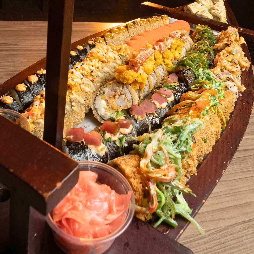 El Barco de 100 Piezas de Sushi + 2 Jarras de Sangría o 1 Botella de Vino o 1 Jarra de Mojito por $75 en Tataki