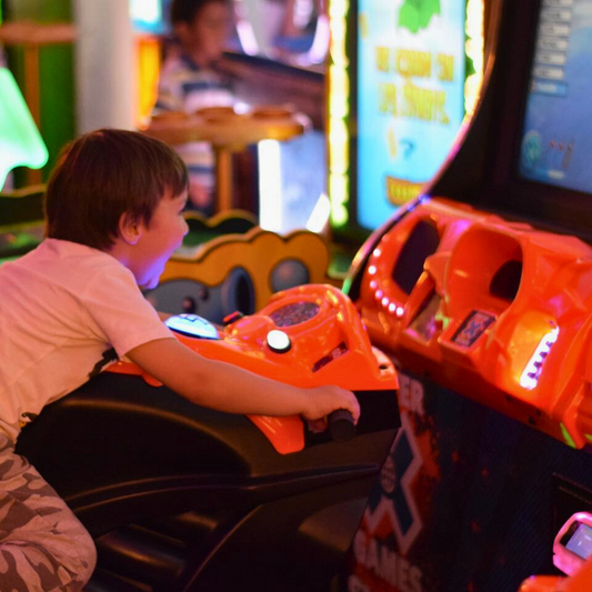 2 Tarjetas de 1 Hora de Juegos Ilimitados en Todas las Maquinas por $15 en Johnny & Red’s