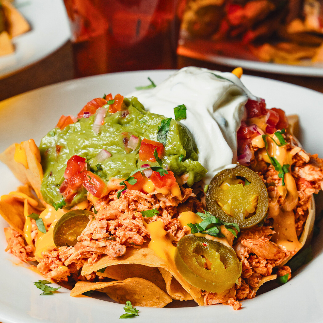 Jarra De Cerveza Clásica + Nachos de la Rana con Pollo por $25 en La Rana Dorada