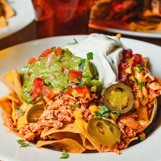 Jarra De Cerveza Clásica + Nachos de la Rana con Pollo por $25 en La Rana Dorada