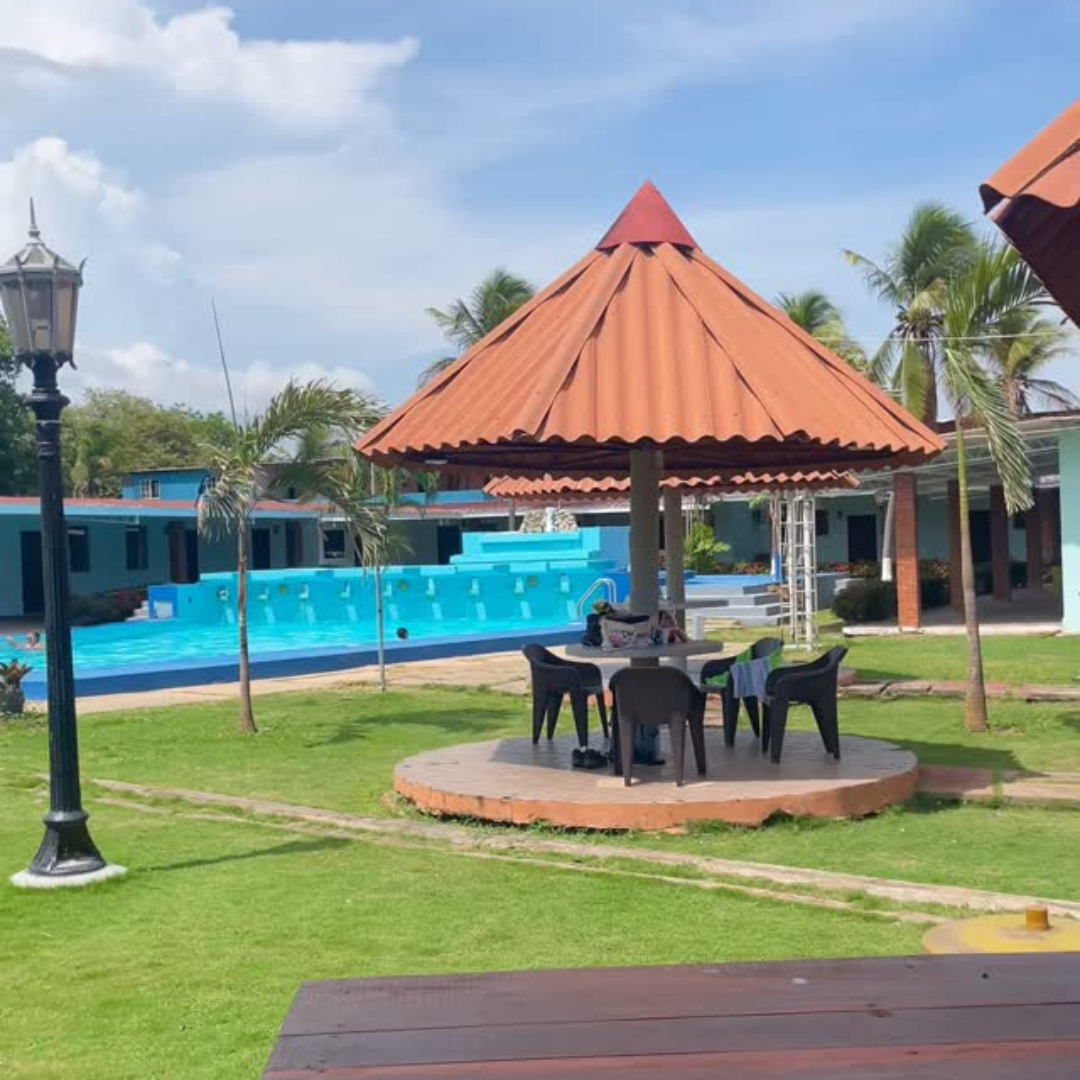 Estadía de 2 días y 1 Noche + 3 Comidas + Bebidas para 2 Personas desde $50 en Marvella Club Gorgona