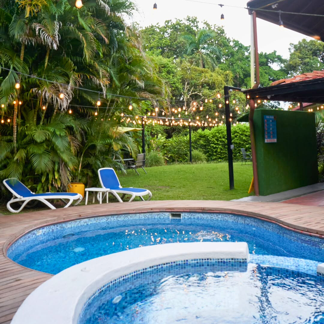 Pasadía con Piscina + Club Sandwich + Jarra de Té Frío + Brownie con Helado para 4 personas por $30 en Hotel Albrook Inn