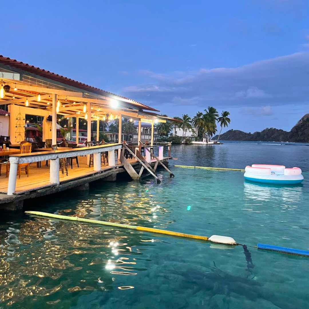 Pasadía de Playa en Isla Grande para 2 Adultos + 3 Niños por $65 en el Hotel Cocotal Isla Grande