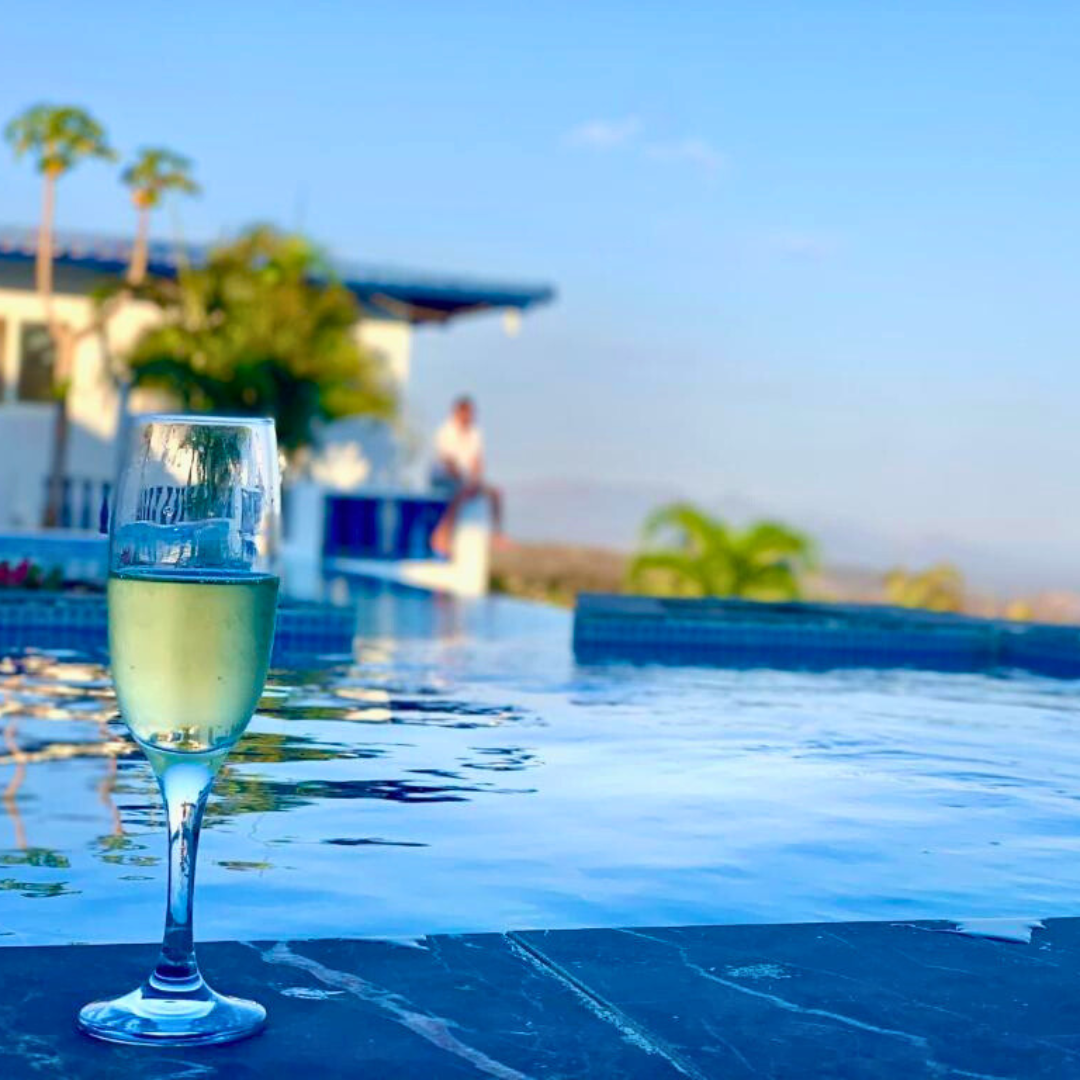 Pasadía para 2 personas + Picada Mixta Para Compartir + 2 Bebidas por $15 en Hotel Eclipse Chame