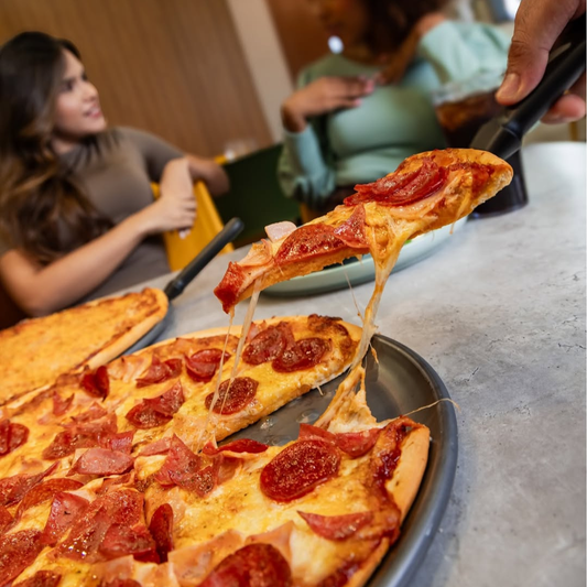 Pizza Grande de 14" + 24 Wings + 4 Bebidas + 4 Helados por $30 en Valenti's