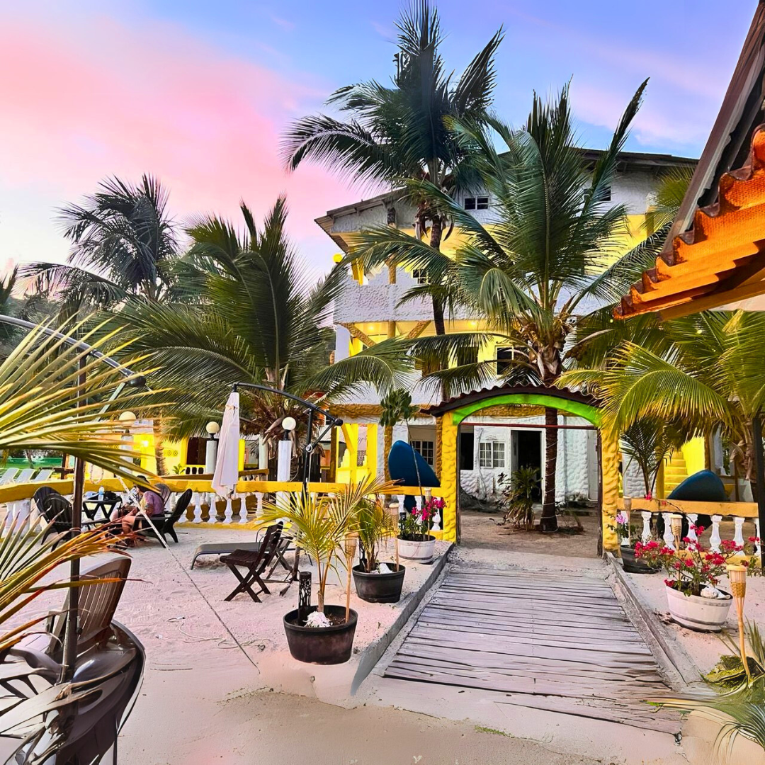 Estadía en Isla Grande con Desayuno, Almuerzo y Cena para 2 Personas desde $130 en Hotel Cocotal