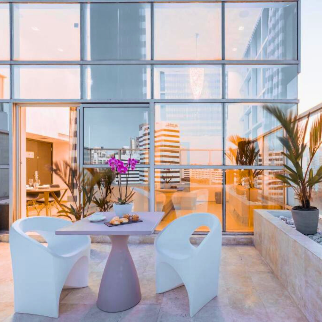 Estadía Deluxe para 2 personas con Desayuno Buffet + Late Check-Out + Alitas y Bebidas por $85.50 en Hotel Exe Oriental