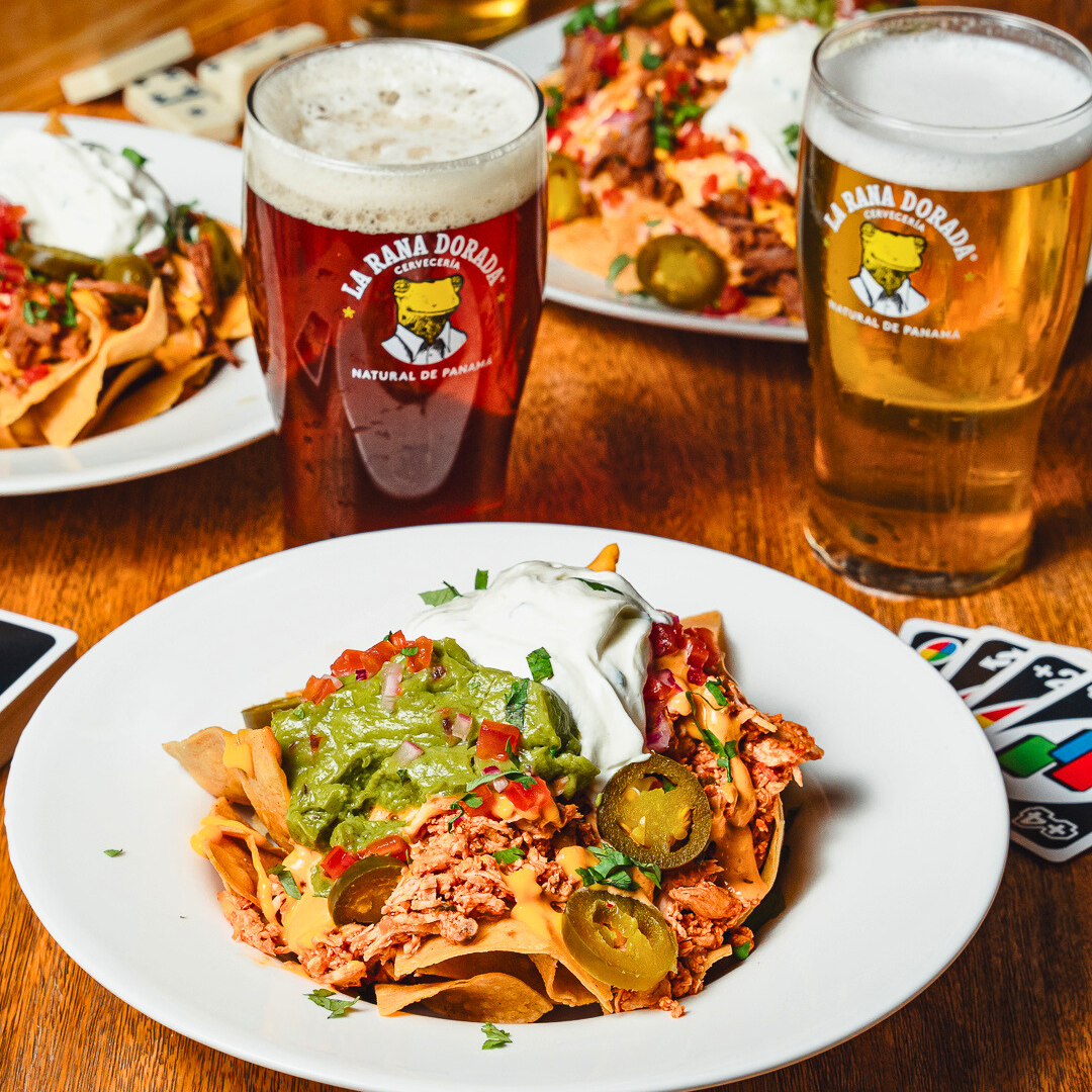 Jarra De Cerveza Clásica + Nachos de la Rana con Pollo por $25 en La Rana Dorada