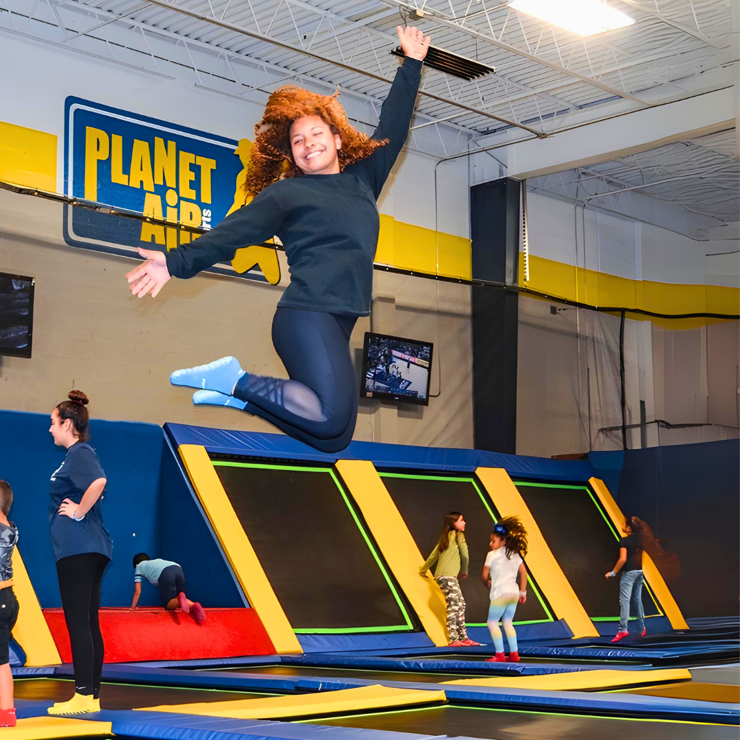 2 Horas de Trampolines + Circuito de Obstáculos para 2 Niños + 4 Slices de Pizza + 2 Sodas por $22 en Planet Air Sports