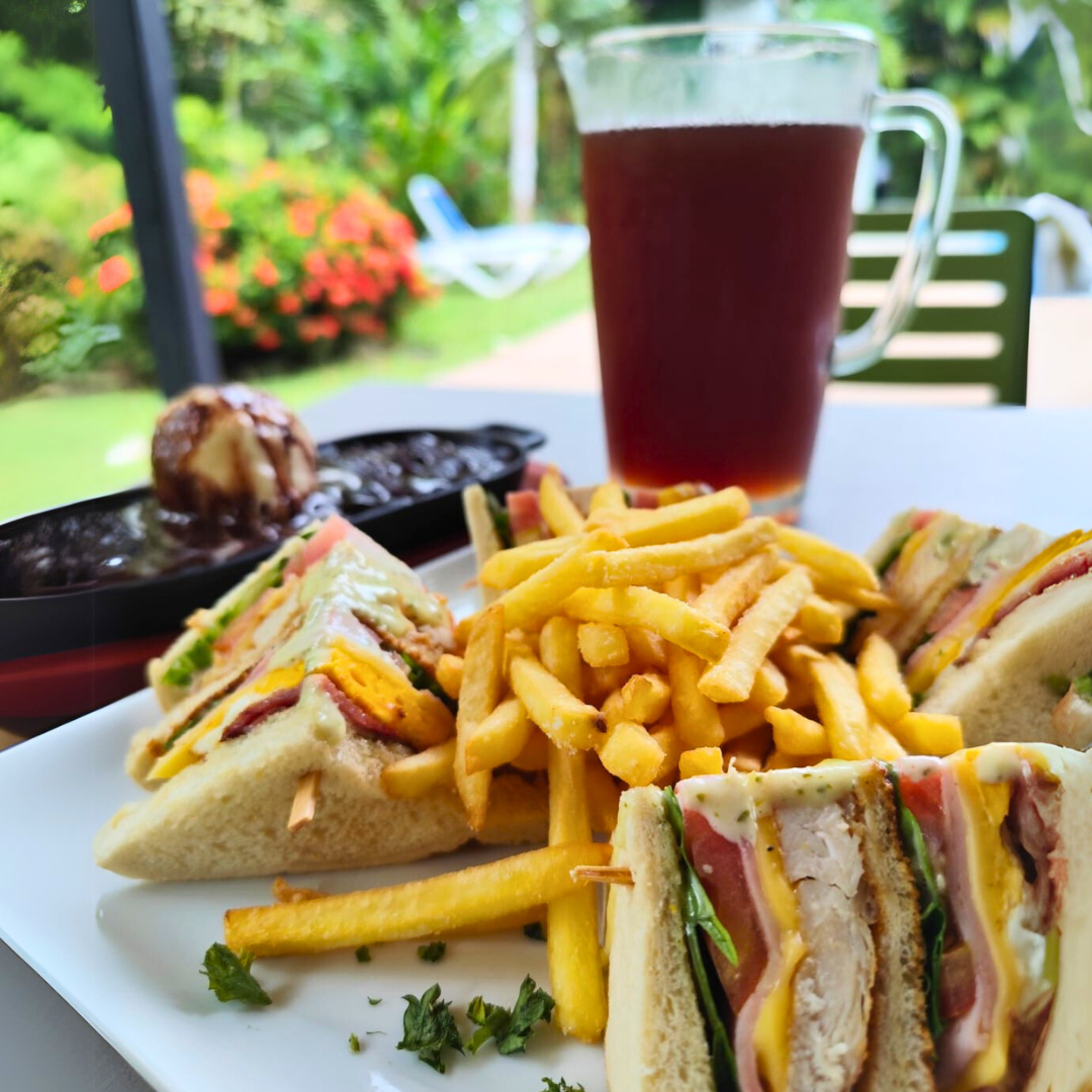 Pasadía con Piscina + Club Sandwich + Jarra de Té Frío + Brownie con Helado para 4 personas por $30 en Hotel Albrook Inn