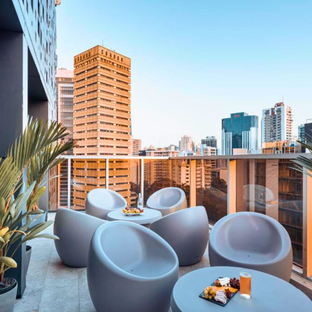 Estadía Deluxe para 2 personas con Desayuno Buffet + Late Check-Out + Alitas y Bebidas por $85.50 en Hotel Exe Oriental