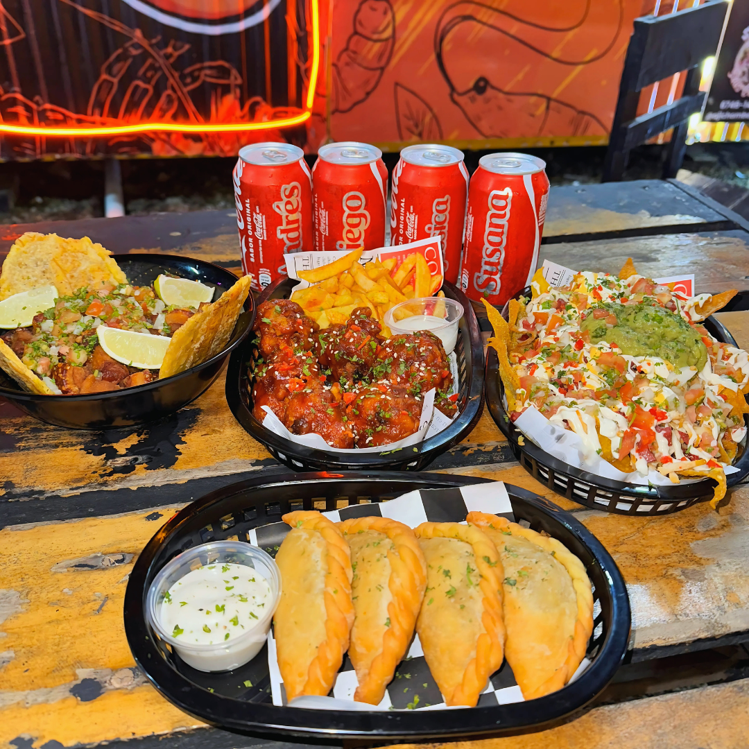 Combo de Alitas + Patties + Wanton Nachos + Barritas Energéticas para Compartir + 4 Sodas por $16 en Ají Chombo Pty