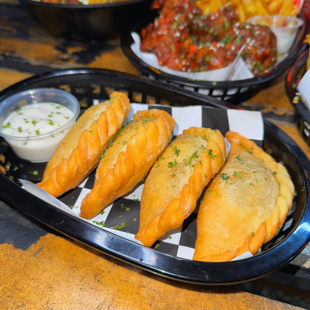 Combo de Alitas + Patties + Wanton Nachos + Barritas Energéticas para Compartir + 4 Sodas por $16 en Ají Chombo Pty