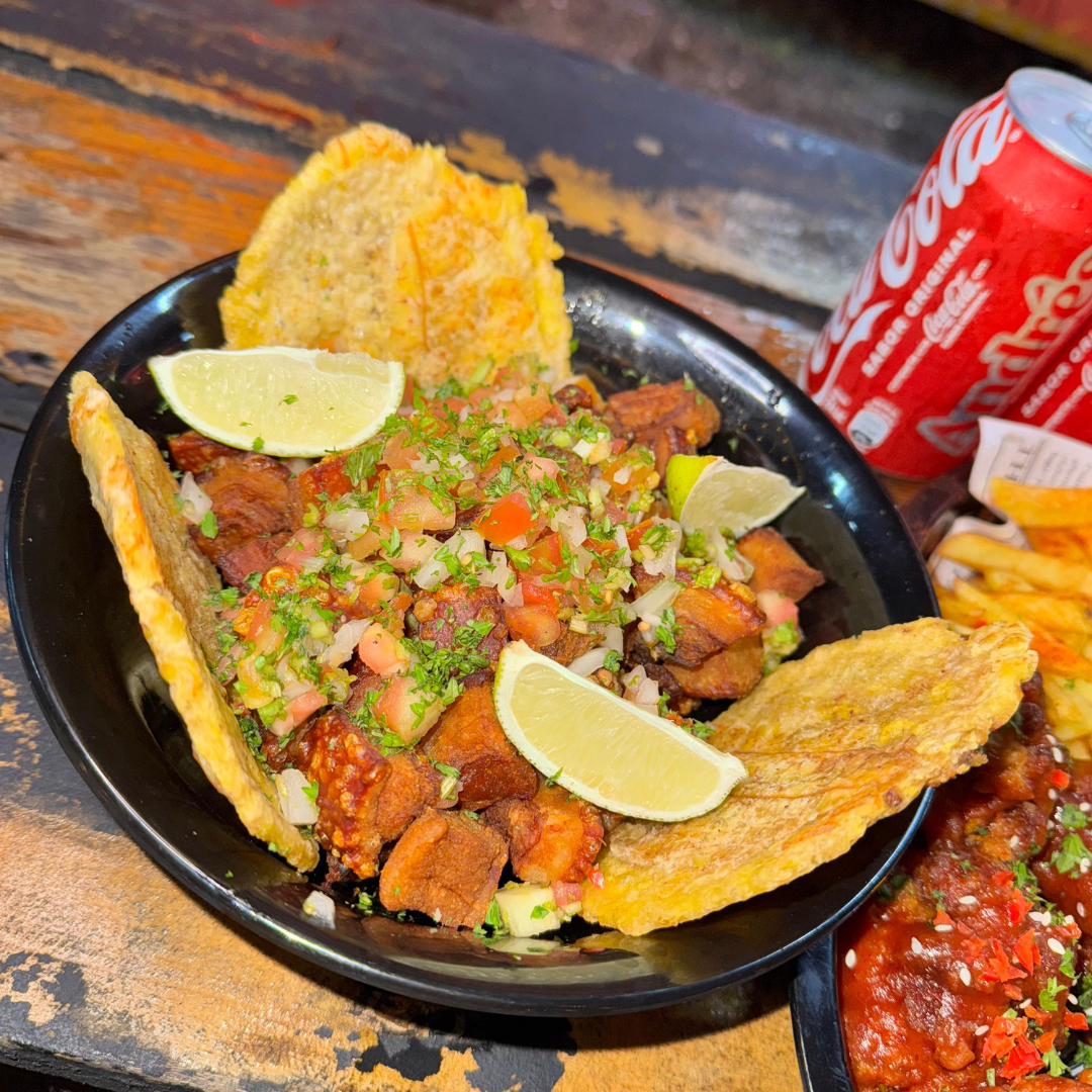 Combo de Alitas + Patties + Wanton Nachos + Barritas Energéticas para Compartir + 4 Sodas por $16 en Ají Chombo Pty
