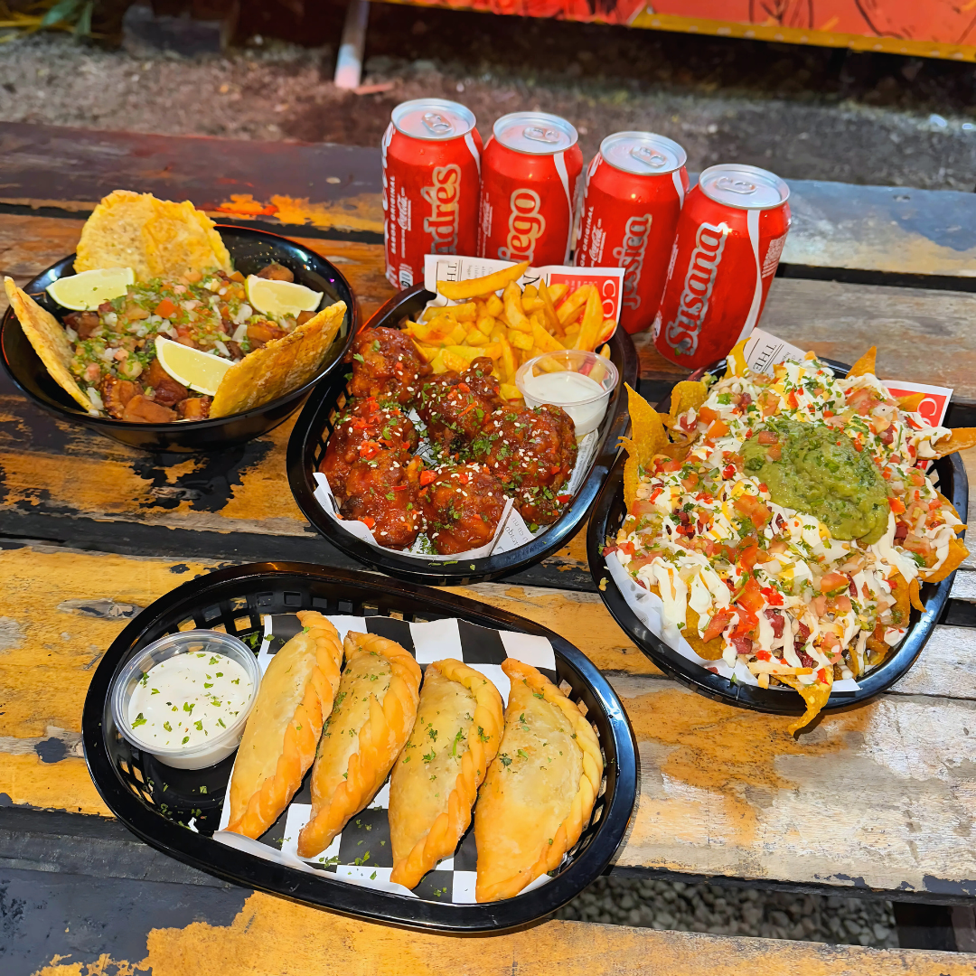 Combo de Alitas + Patties + Wanton Nachos + Barritas Energéticas para Compartir + 4 Sodas por $16 en Ají Chombo Pty