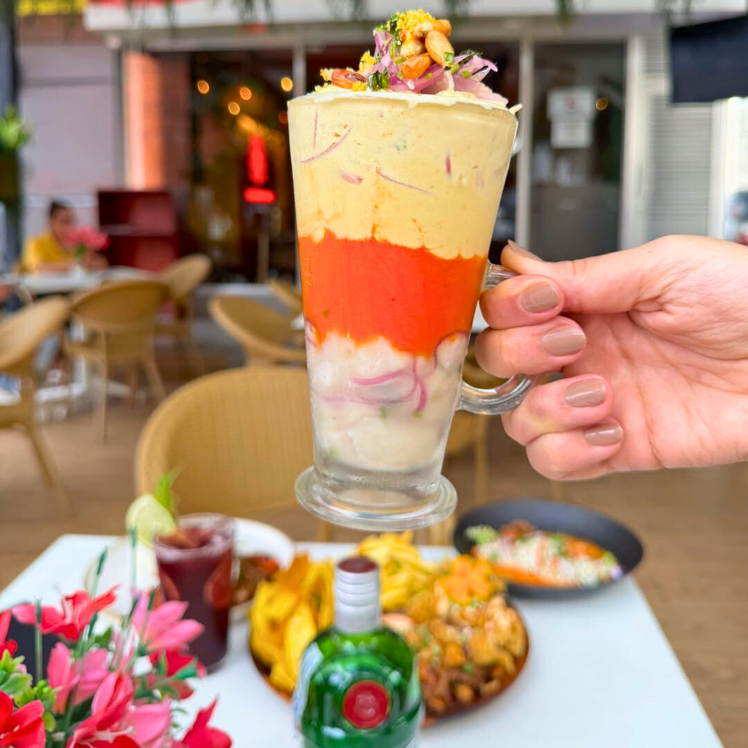 2 Ceviches 3 Tonos Grandes + 2 Bebidas u Opción con Cubetazo Nacional desde $20 en La Cevichería