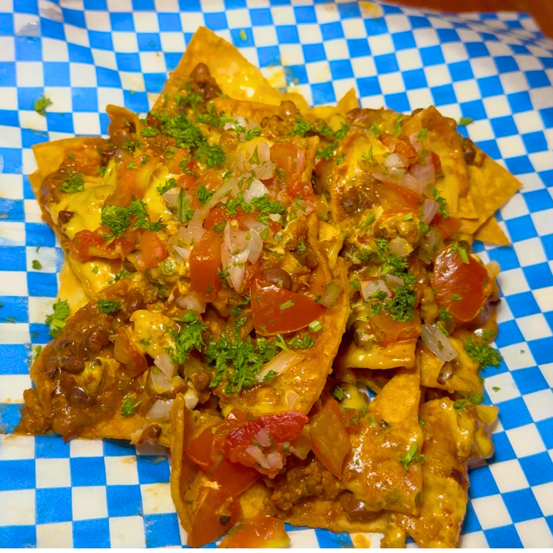 20 Alitas + Orden de Nachos + 1 Ceviche de Chicharron + Cubetazo de Coronitas por $20 en Changchos Sport Bar