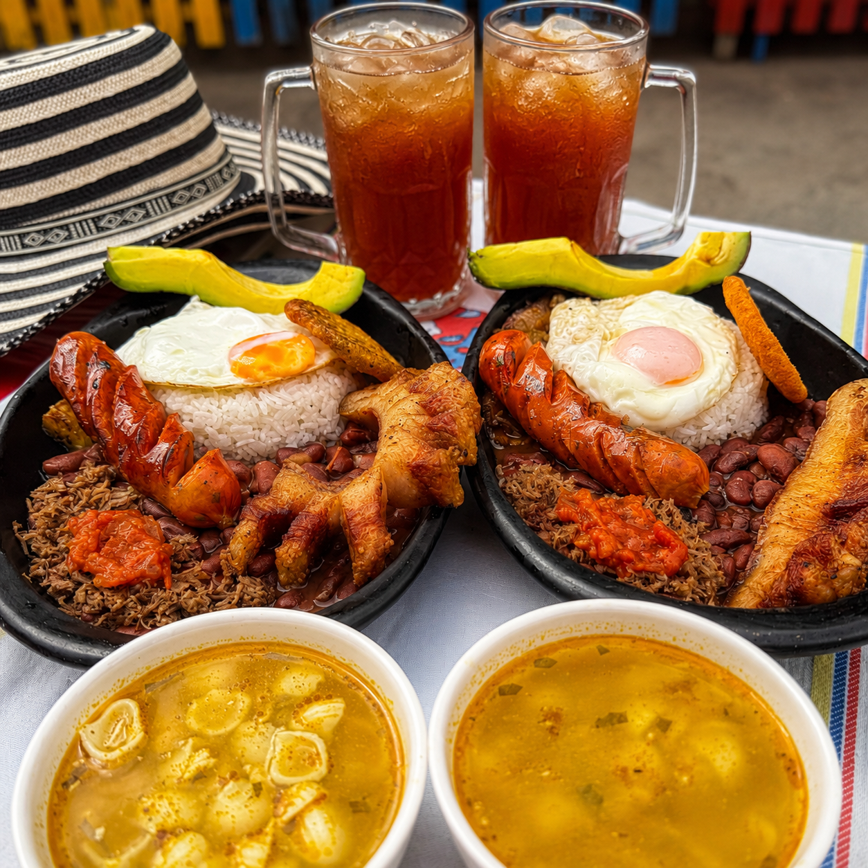 2 Bandejas Paisas + 2 Caldos de Entrada + 2 Aguapanelas por solo $16 en Donde La Paisita