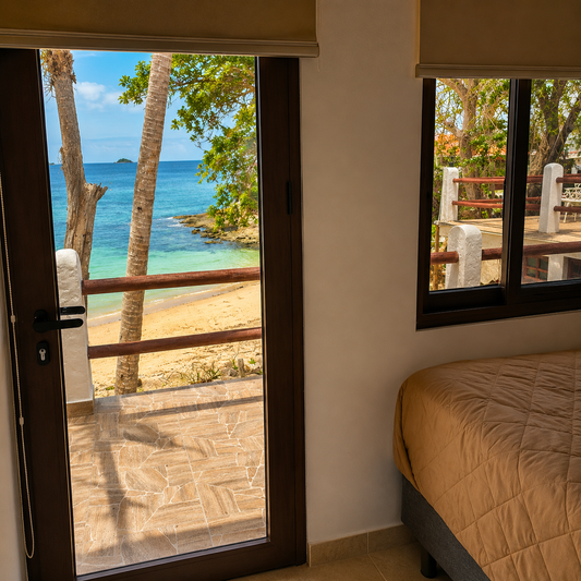 Estadía para 2 Personas + Tour de Isla + Avistamiento de Ballenas por $120 en Hotel Punta Galeón Resort