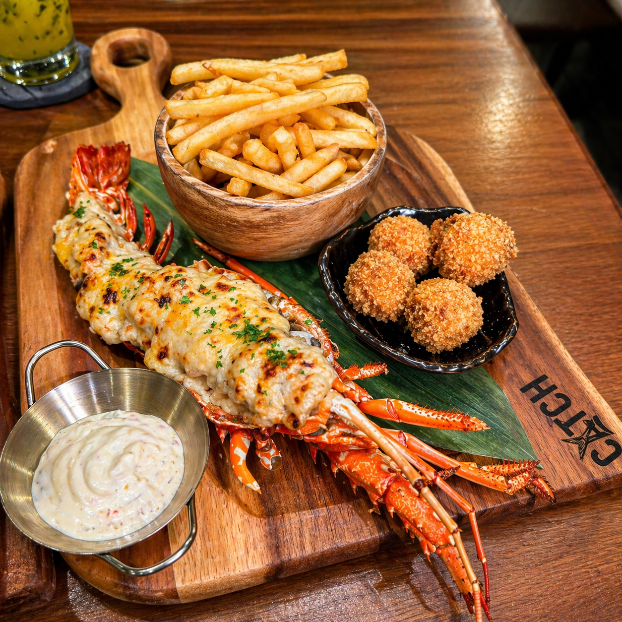 The Lobster Experience para 2: Langosta + Croquetas + 2 Cócteles por solo $45 en Catch Casco Viejo
