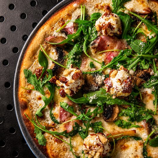 Trío Mundialista con Pizza, Tabla de Quesos, Acompañamientos y Vino por solo $19 en La Casa del Queso
