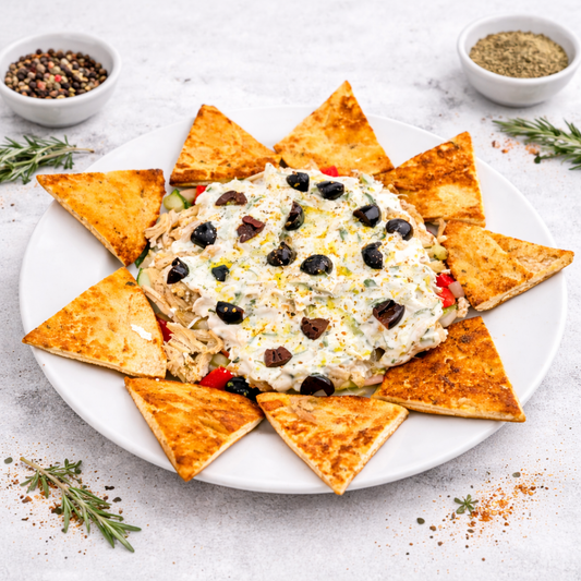 Greek Salad + 2 Gyros de Pollo + 2 Bebidas por solo $18 en Alitas Salvajes Pub