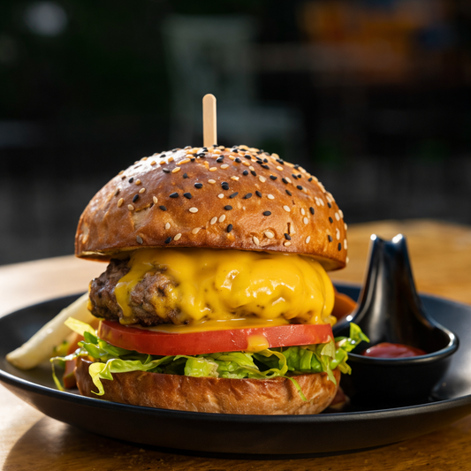 3 Burgers Premiums + Entrada de 5 Alitas + Cubetazo Nacional por solo $25 en Par de Pintas