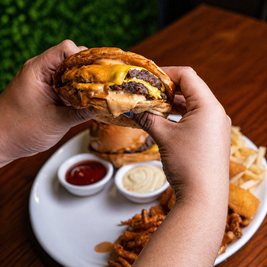 3 Burgers + Full Papas + Queso frito + 3 Bebidas por solo $18 en Ke Vakas Chiriquí