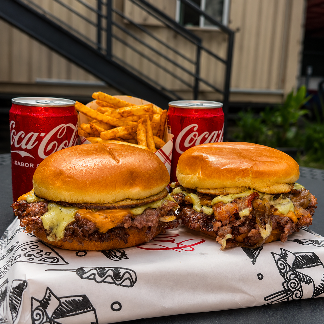 2 Burgers a elegir + Papitas Fritas + 2 Sodas por $9 en Temptation Burger