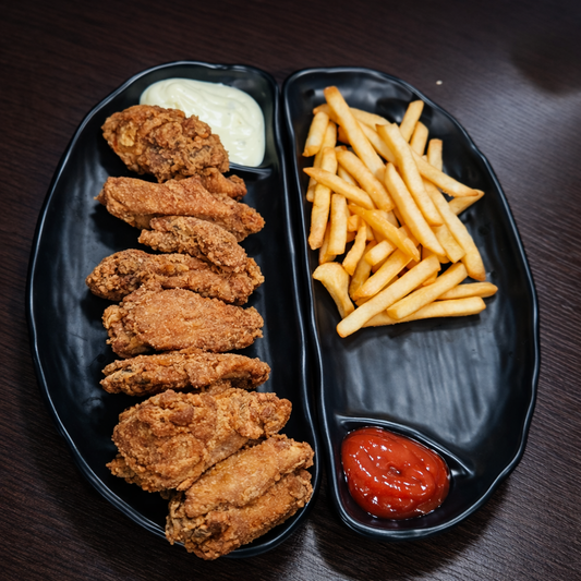 2 Hot Dogs + 8 Alitas con Papas Fritsa + 2 Té Fríos Refill por solo $10 en Rápido y Sabroso