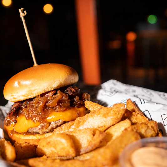 2 Burgers + 20 Alitas + 2 Bebidas por solo $20 en Sunset Casco Antiguo