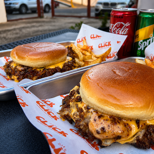 2 Click Special Burgers + Papitas + 2 Sodas por solo $10 en Click Burgers and Fries