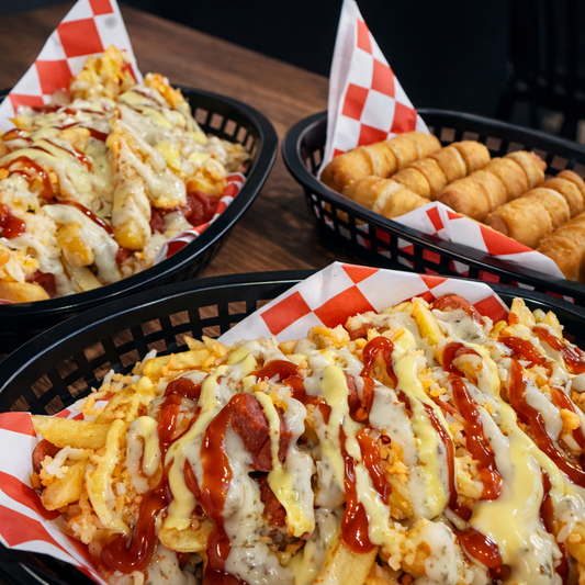 2 Salchipapas Clásicas + 1 Orden de Tequeños + 2 Sodas por $12 en Alitas Salvajes Pub!