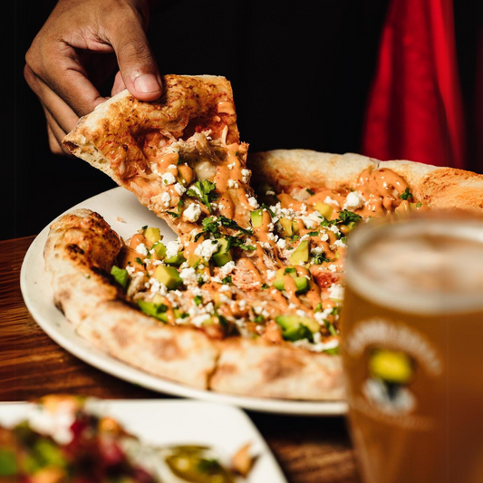 Jarra De Cerveza Clásica + Pizza desde $20 en La Rana Dorada de Condado del Rey