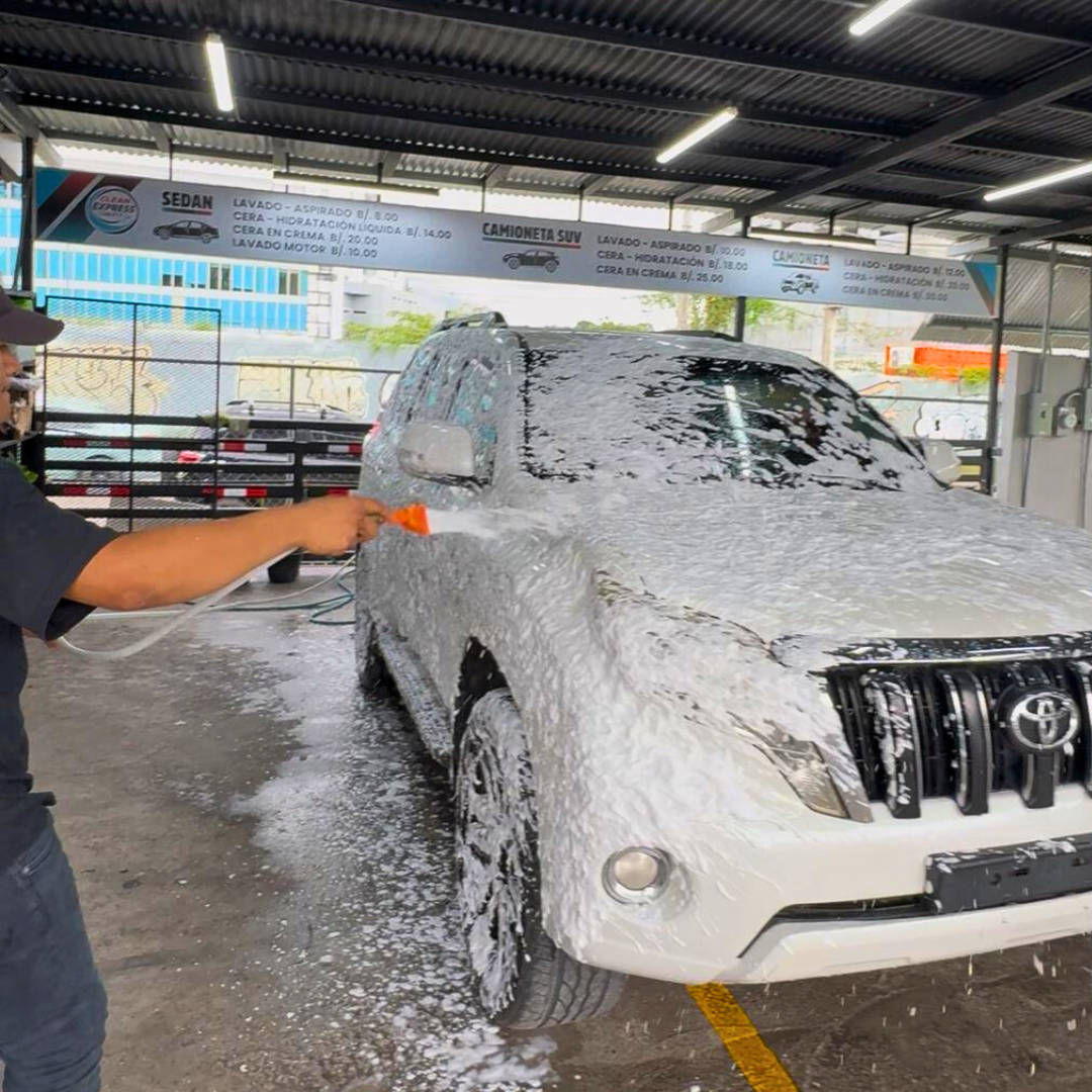 Lavado de Auto Sencillo + Almuerzo del Día por $10 en Clean Express Car PTY