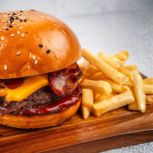 2 Burgers + Orden de Papas Rústicas + 6 Wings + 2 Sodas por $20 en Deconos