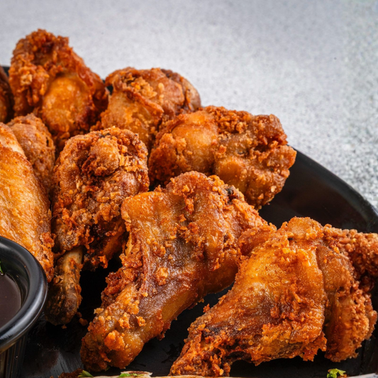 20 Wings + Orden de Papas + Mega Jarra de Cerveza Artesanal por $25 en Deconos