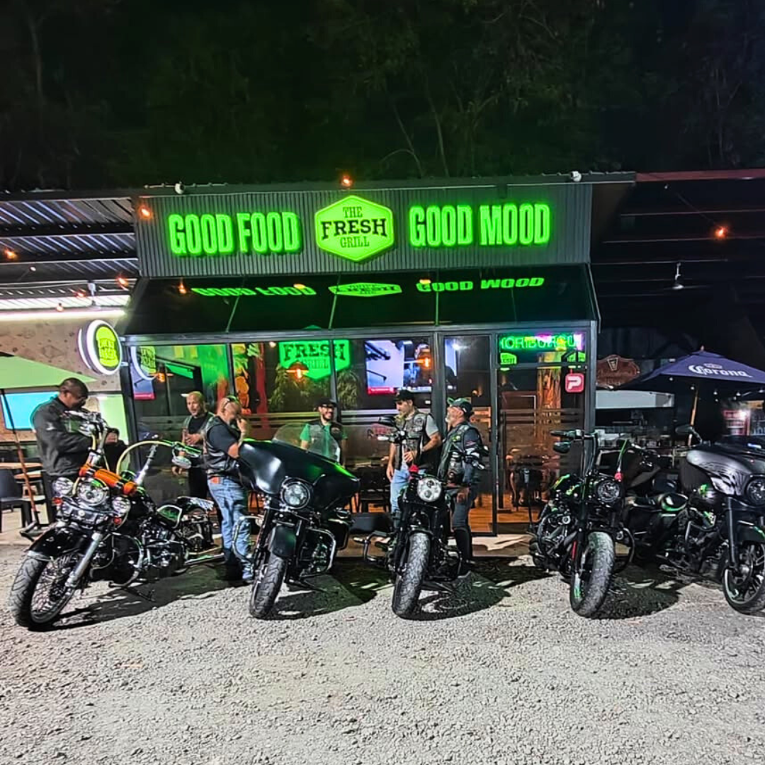 Todos Los Hotdogs Que Te Puedas Comer + 2 Copas de Sangría para 2 Personas por $15 en The Fresh Grill